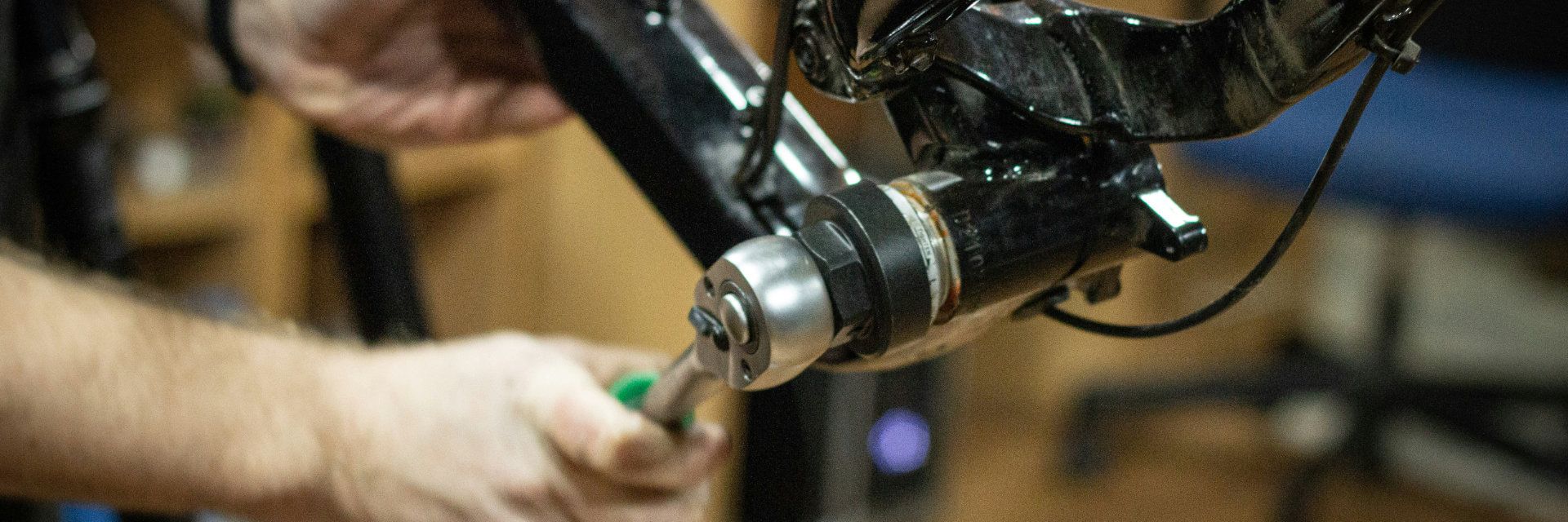Ein Mann repariert ein Fahrrad.