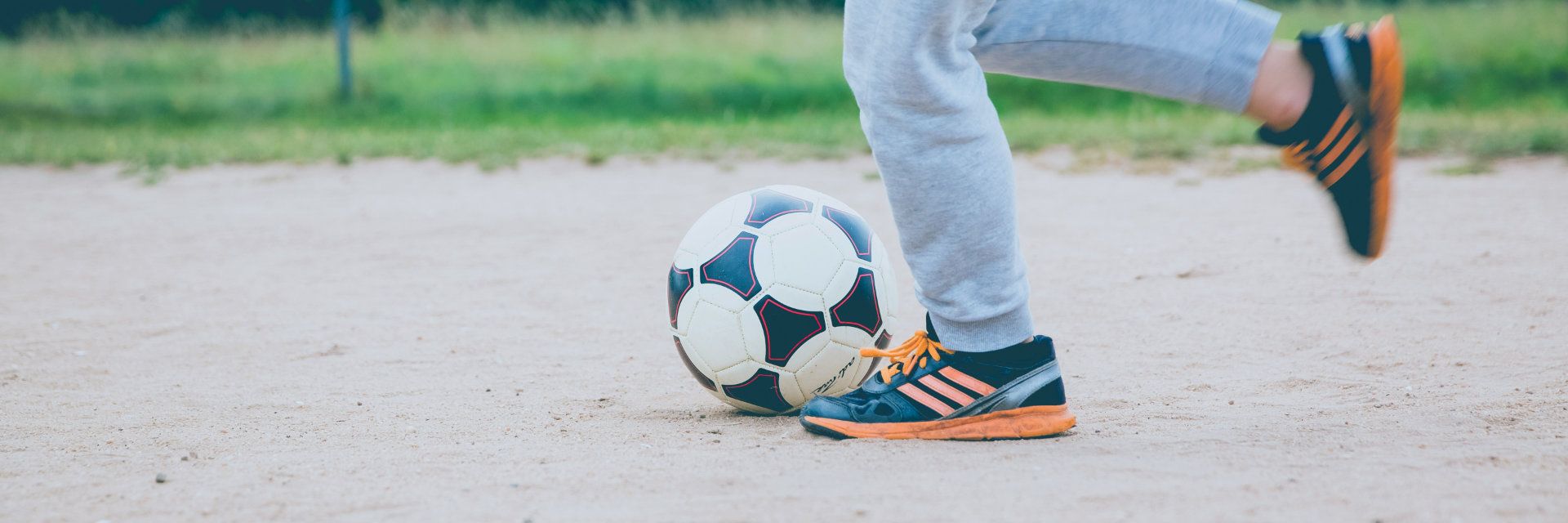 Ein Junge spielt Fußball.