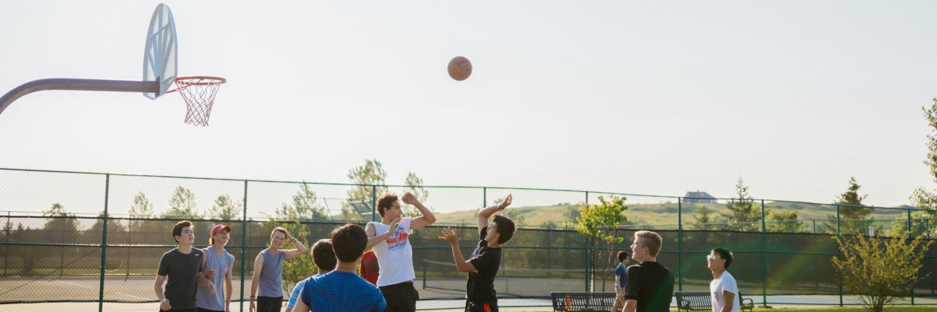 Kinder spielen Basketball.