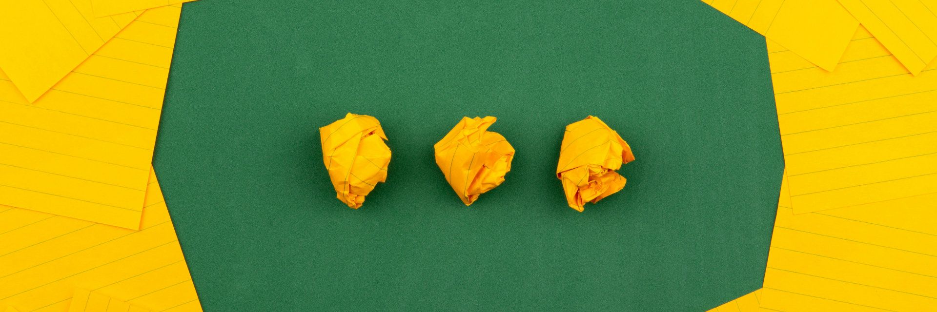 Eine aus Papier gefaltete Sprechblase mit 3 Punkten.